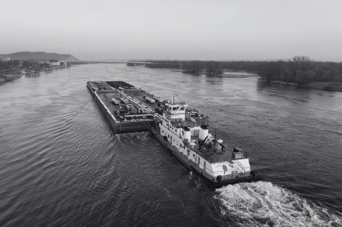 Operação fluvial de embarcações na Amazônia