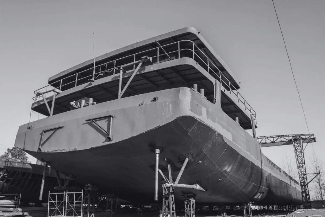 Embarcação em construção em estaleiro